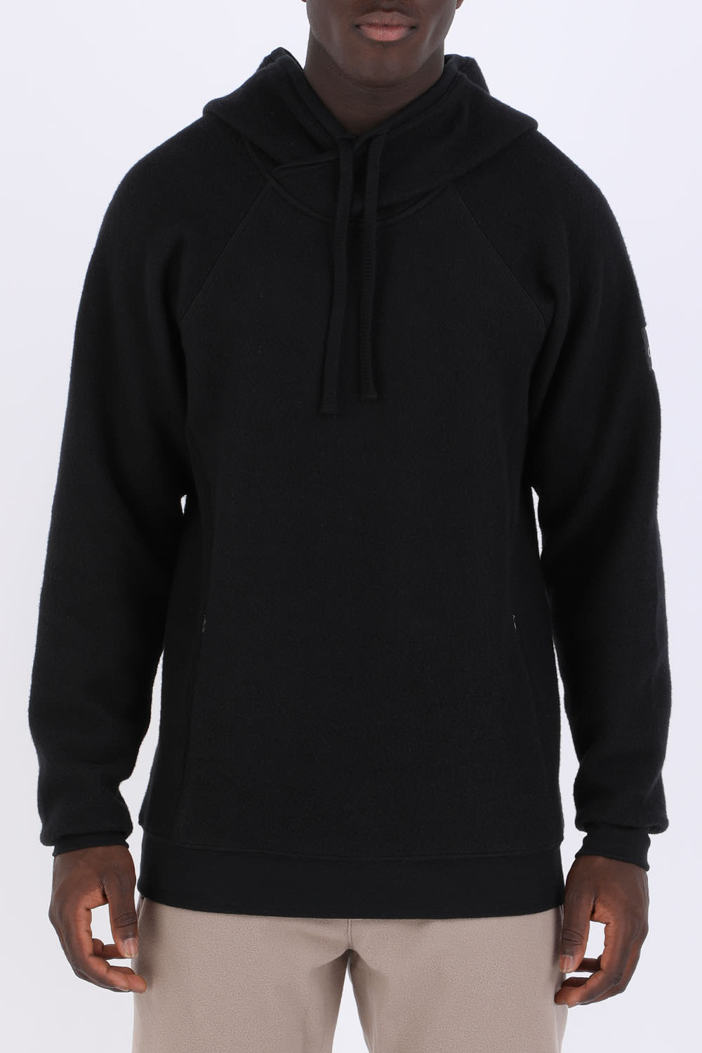 תמונת דוגמן קידמית של סווטשירט קפוצ'ון עם תווית לוגו