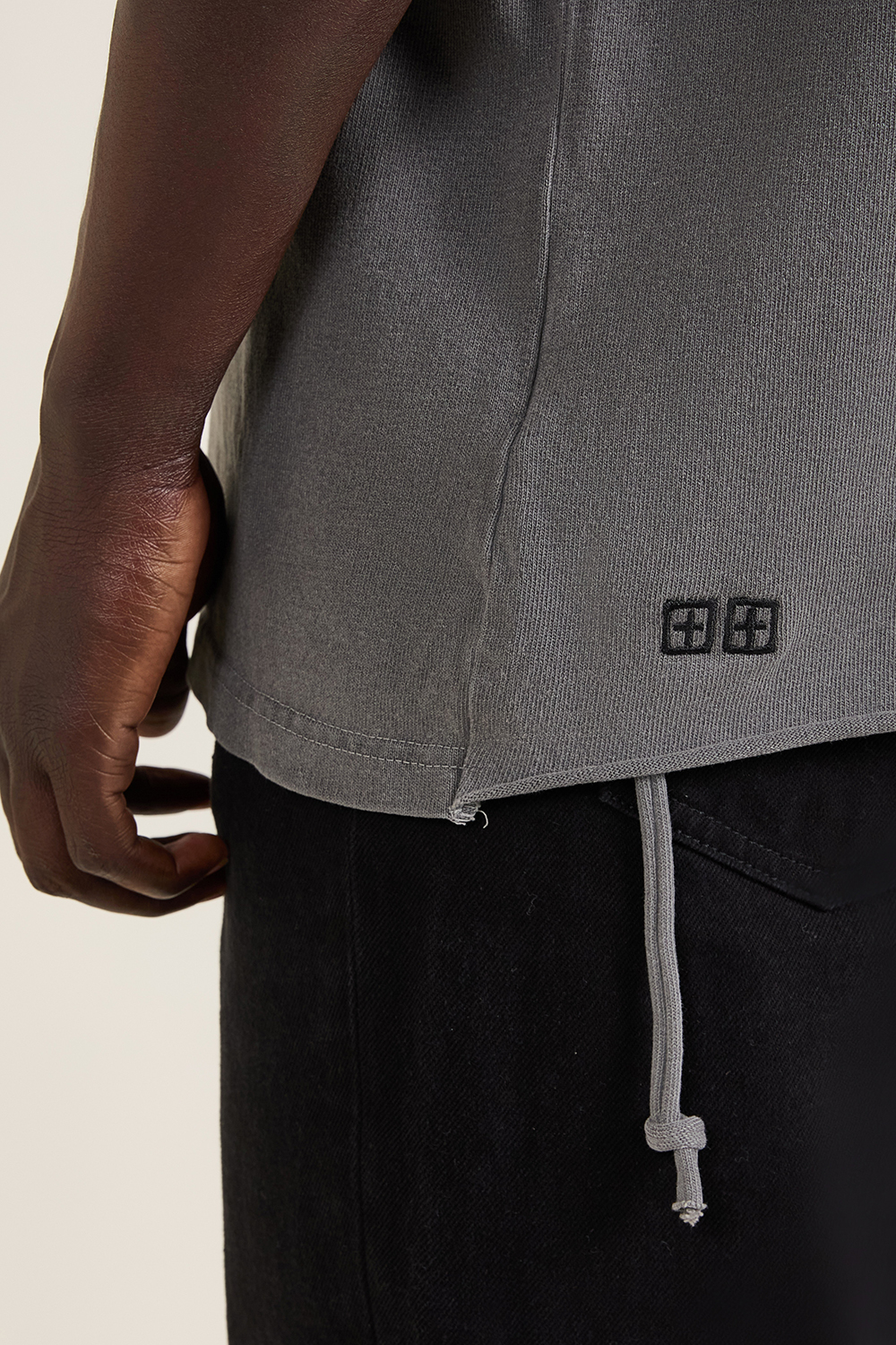 תמונת דוגמן אחורית של חולצת טי אוברסייז