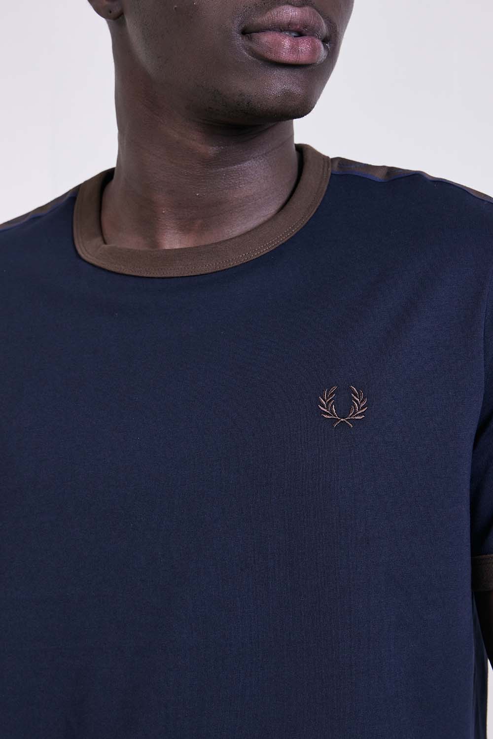 תמונת תקריב דוגמן של חולצת טי