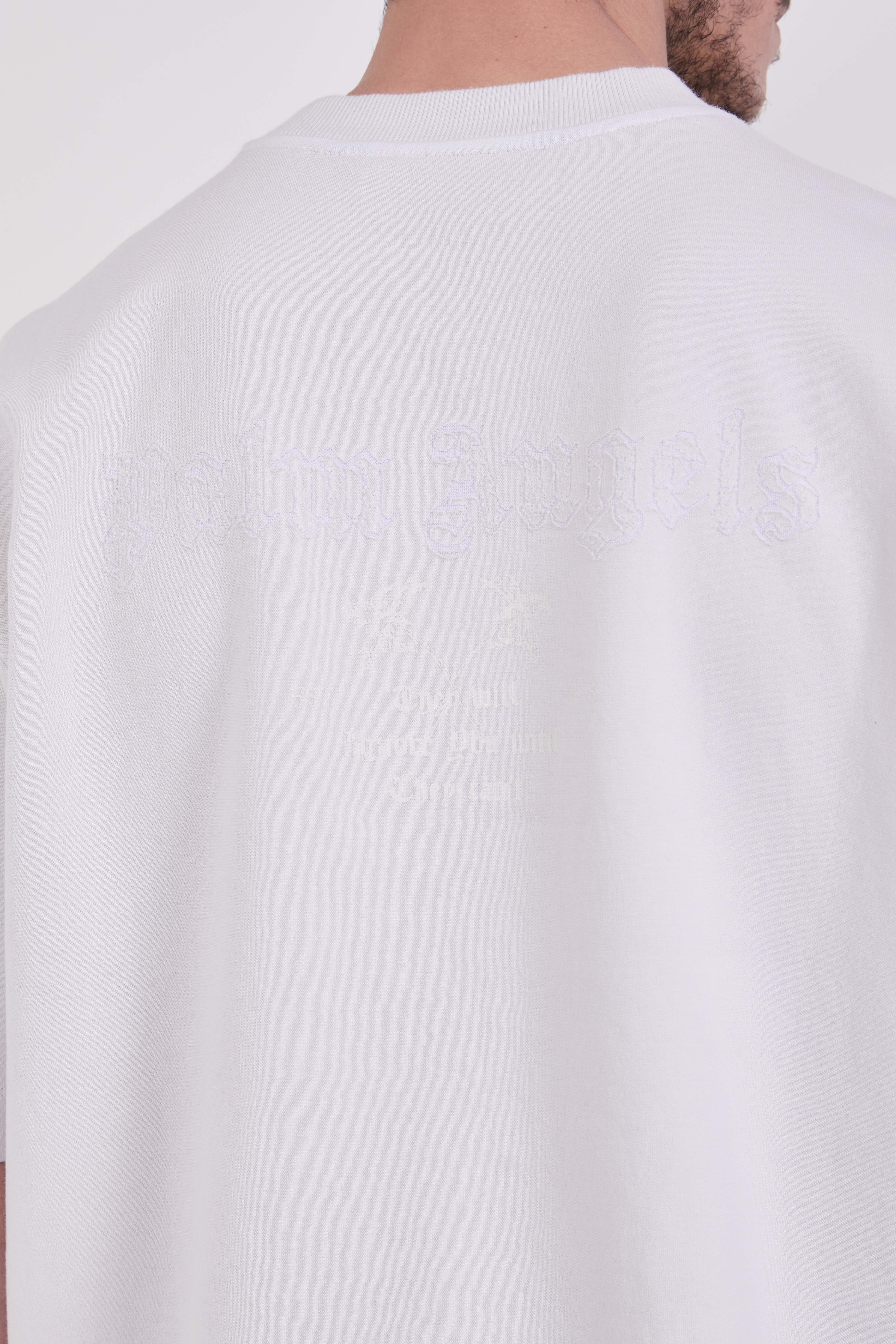 תמונת תקריב דוגמן של חולצת טי אוברסייז