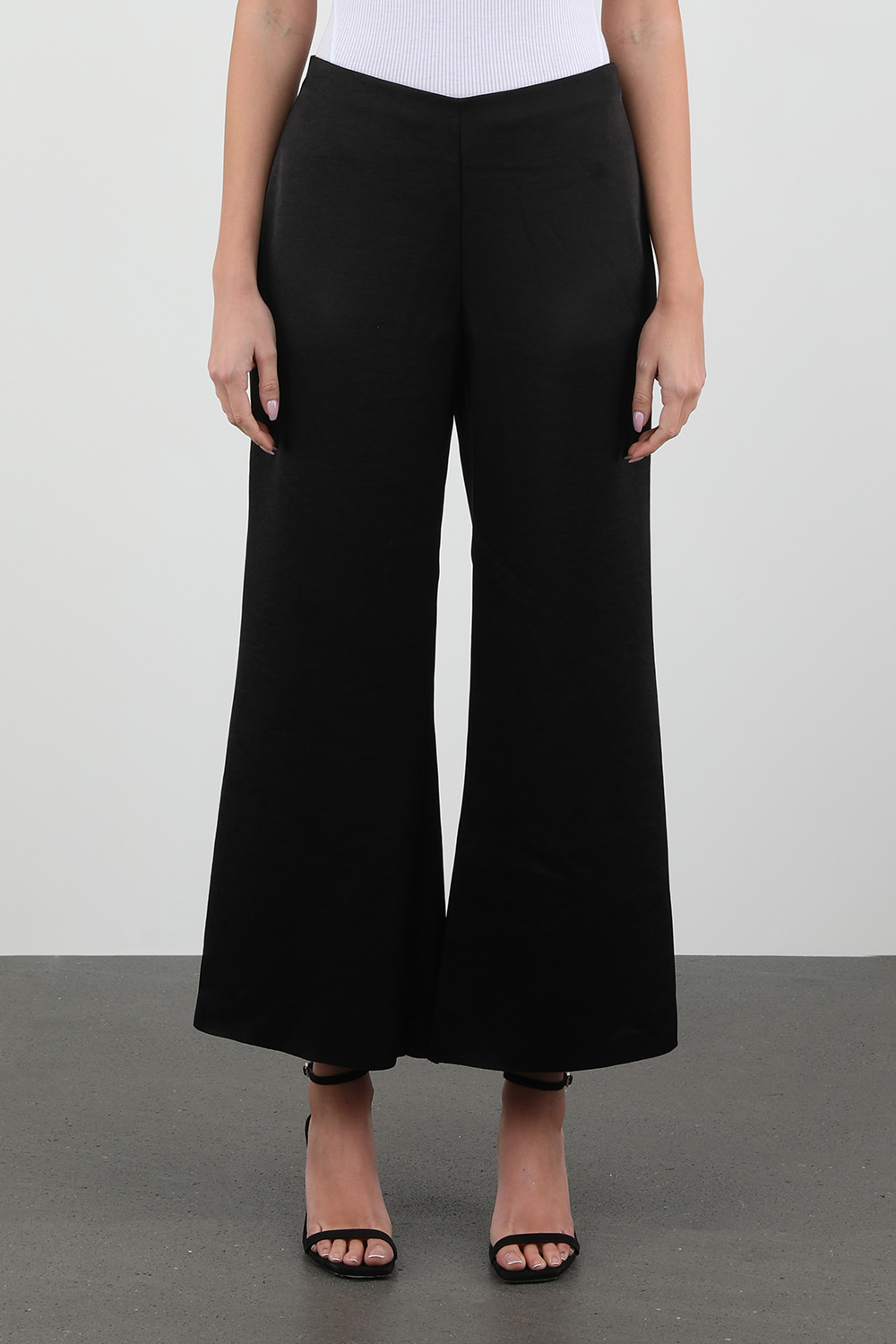 תמונת דוגמן קידמית של מכנסי סאטן מתרחבים בגוון שחור