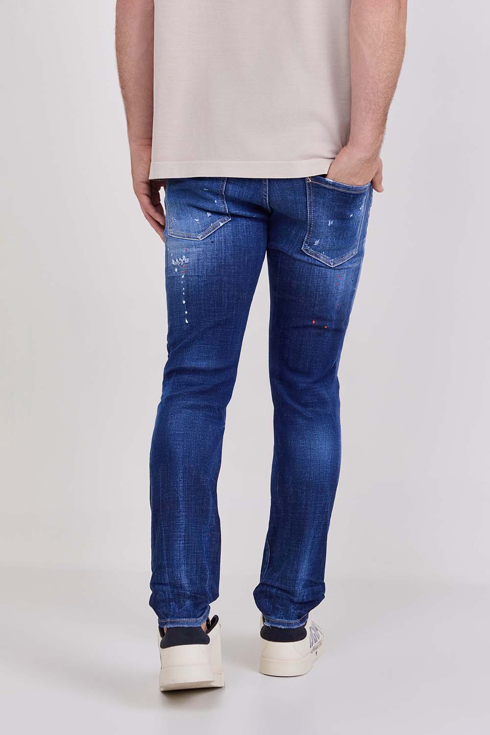 תמונת דוגמן אחורית של מכנסי ג'ינס בגזרת סלים