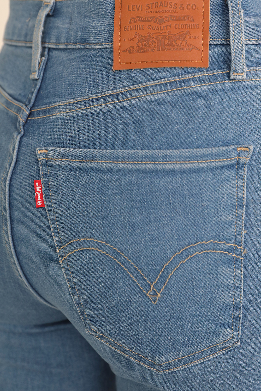 תמונת תקריב דוגמן של מכנסי ג'ינס סופר סקיני