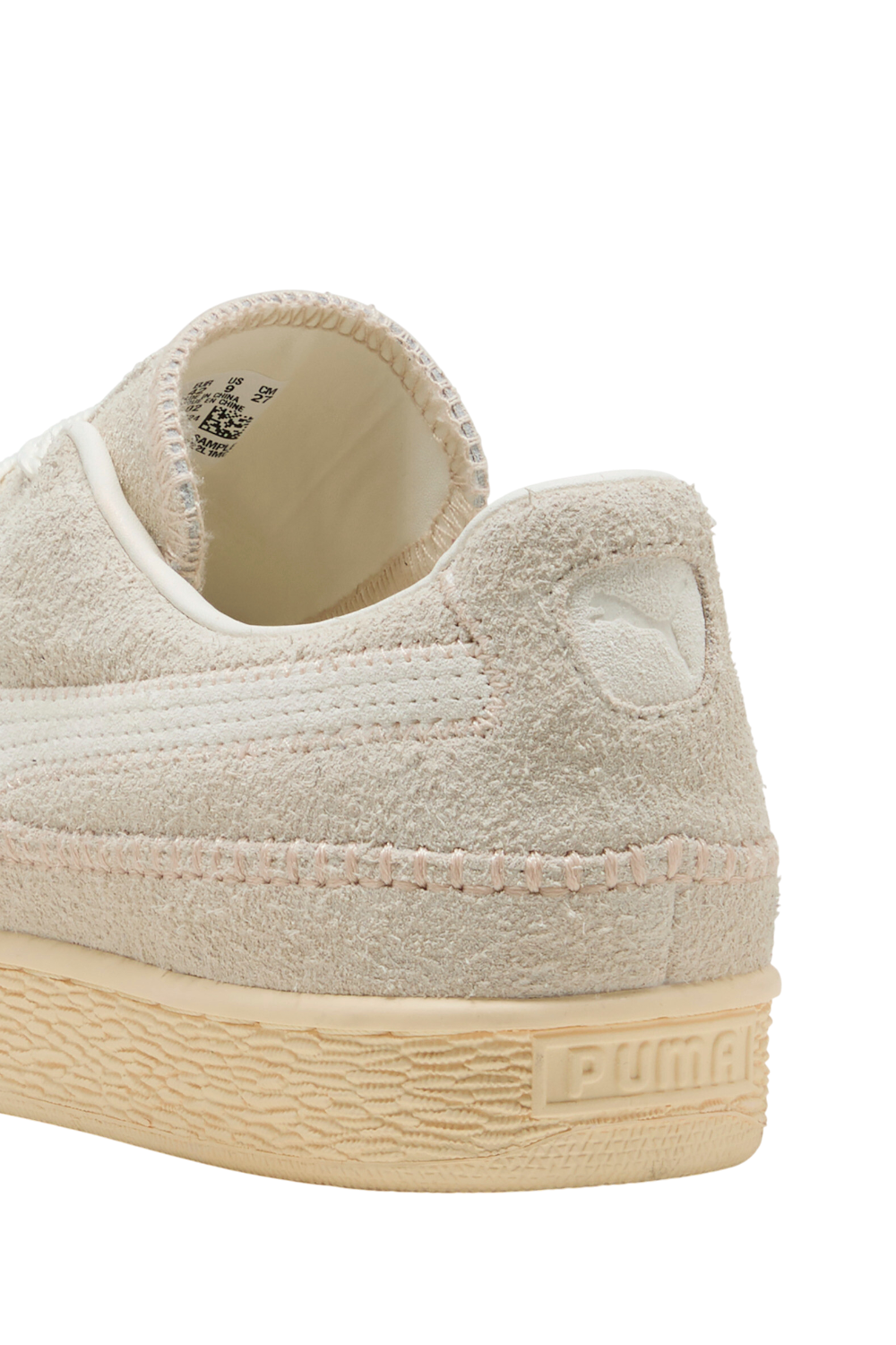 תמונת תקריב של נעלי סניקרס