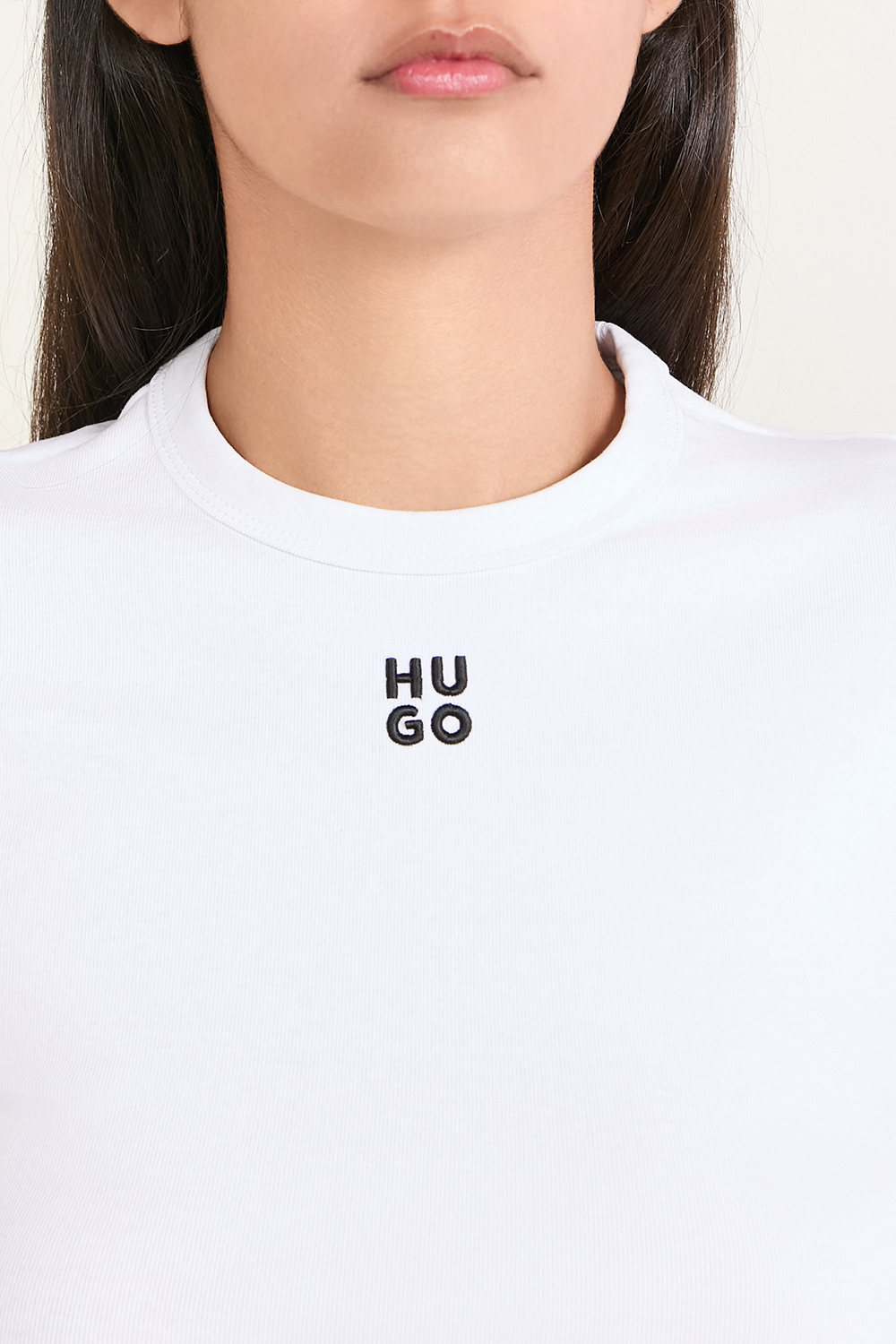 תמונת תקריב דוגמן של חולצת טי קרופ