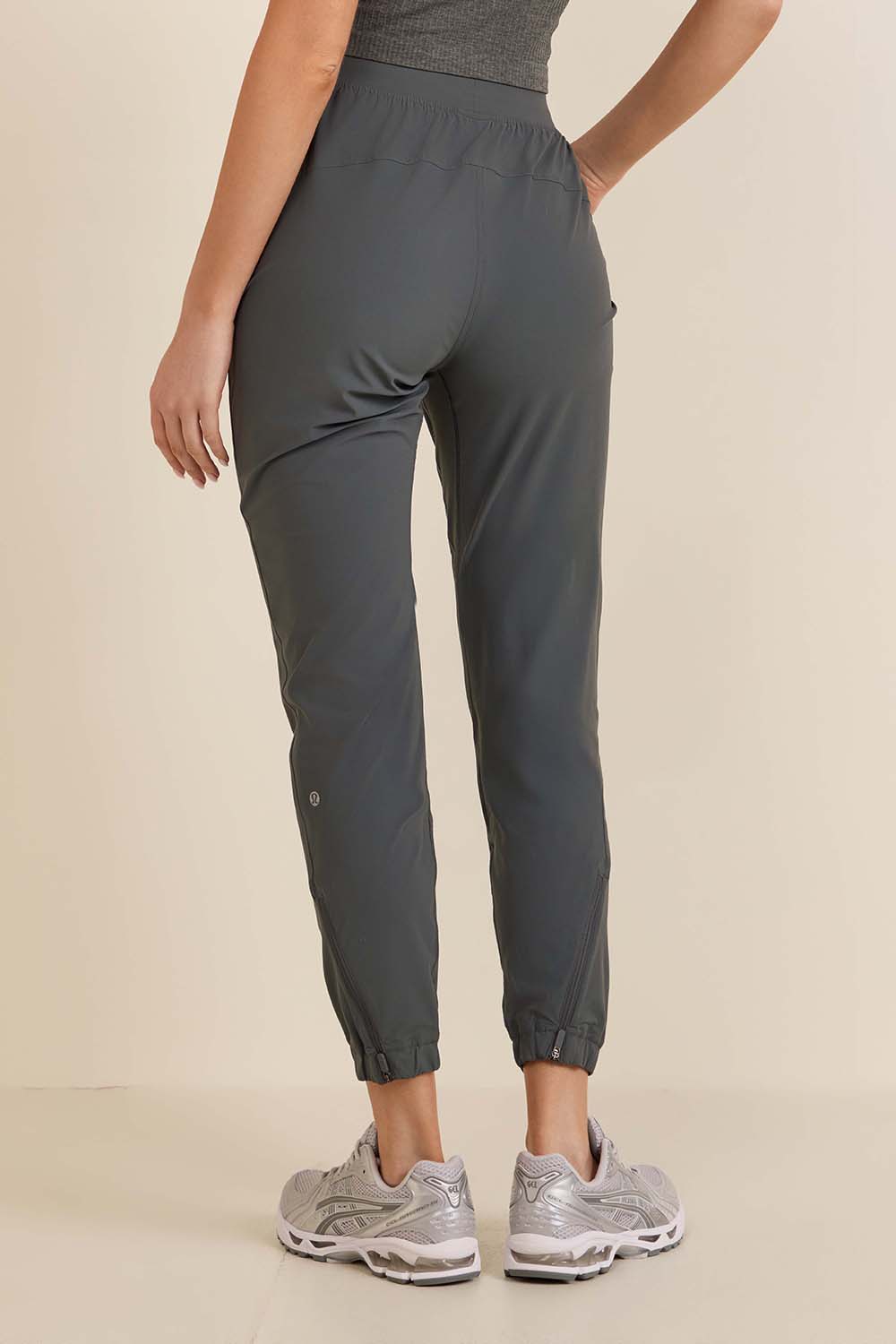 תמונת דוגמן אחורית של Adapted State High-Rise Jogger *REGULAR