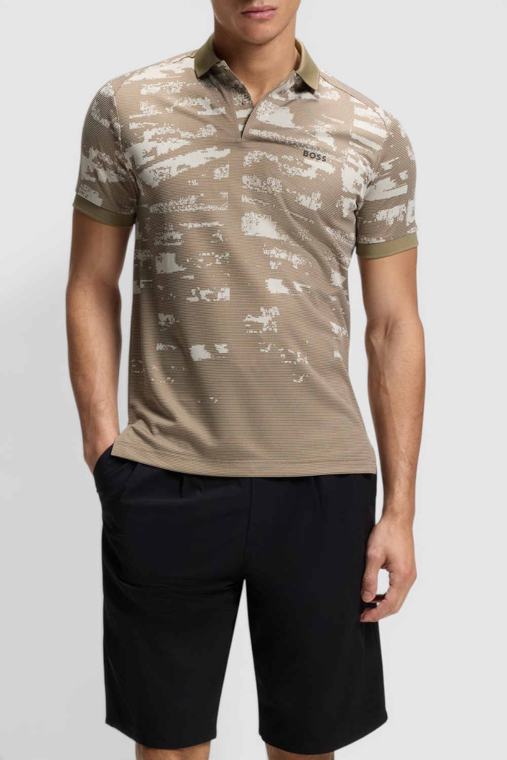 תמונת דוגמן קידמית של חולצת פולו בגזרה ישרה