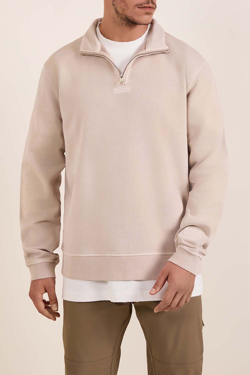 תמונת דוגמן קידמית של סווטשירט עם רוכסן