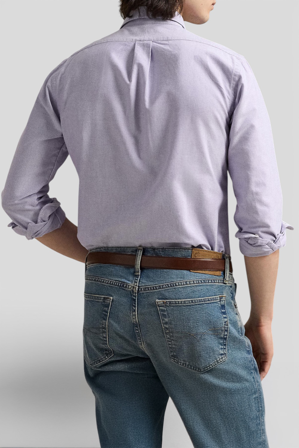 תמונת דוגמן אחורית של חולצה מכופתרת