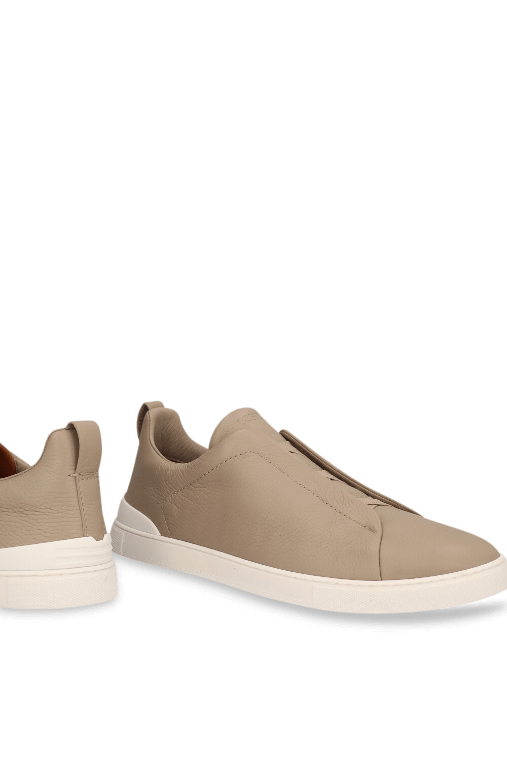 תמונת תקריב של נעלי סניקרס סליפ און