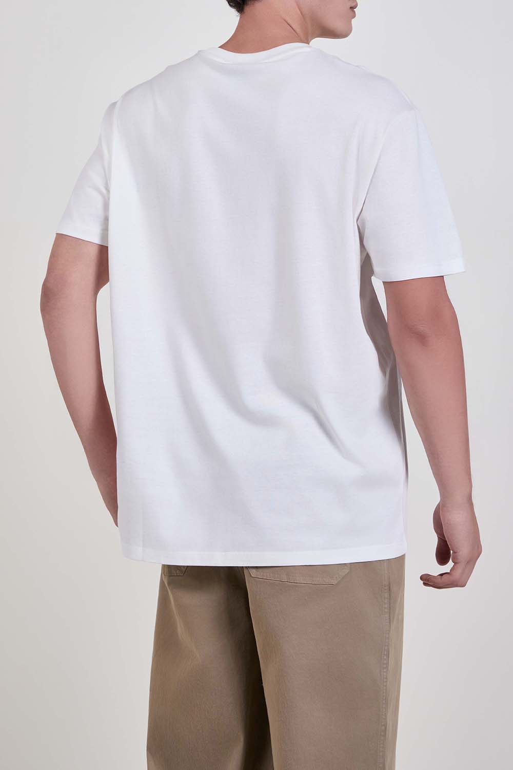 תמונת דוגמן אחורית של חולצת טי בגזרה משוחררת