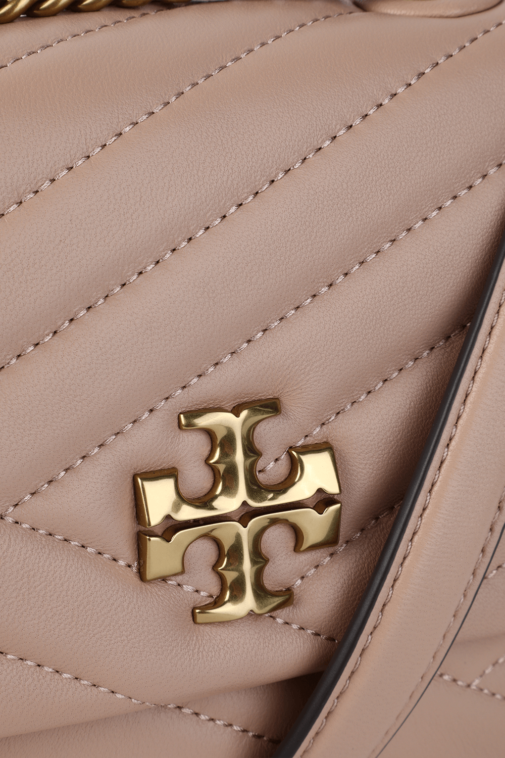 תמונת תקריב של תיק צד קירה מעור קווילט