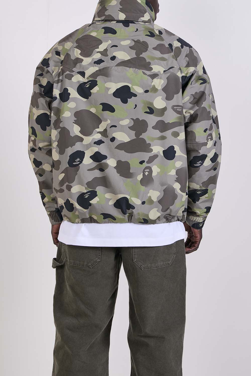 תמונת תקריב דוגמן של ז'קט קפוצ'ון דו שכבתי