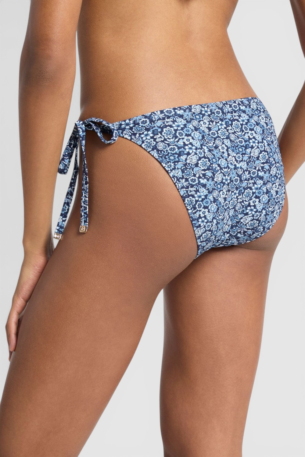 תמונת דוגמן אחורית של תחתוני ביקיני