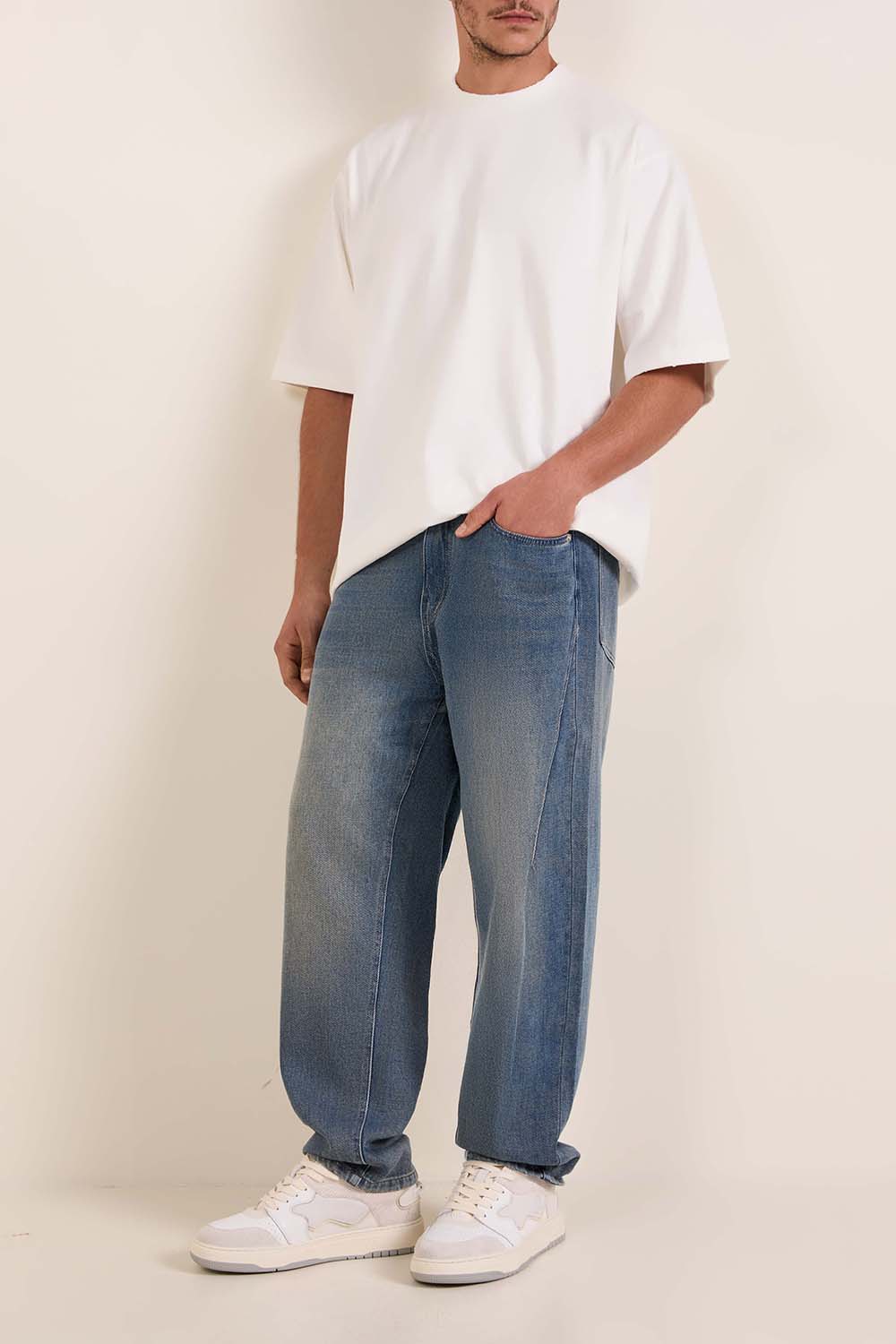 תמונת דוגמן קידמית של נעלי סניקרס