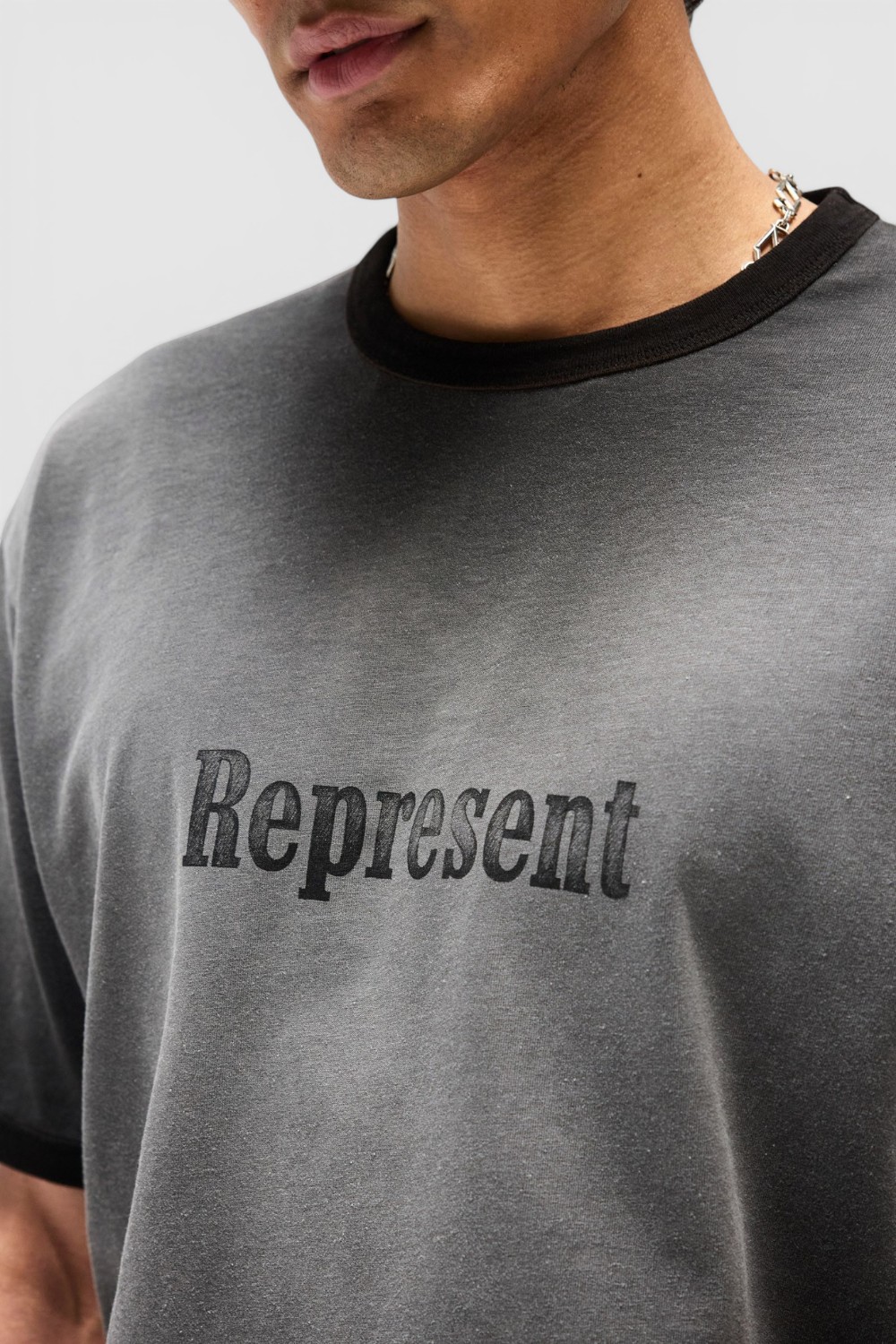 תמונת תקריב דוגמן של חולצת טי