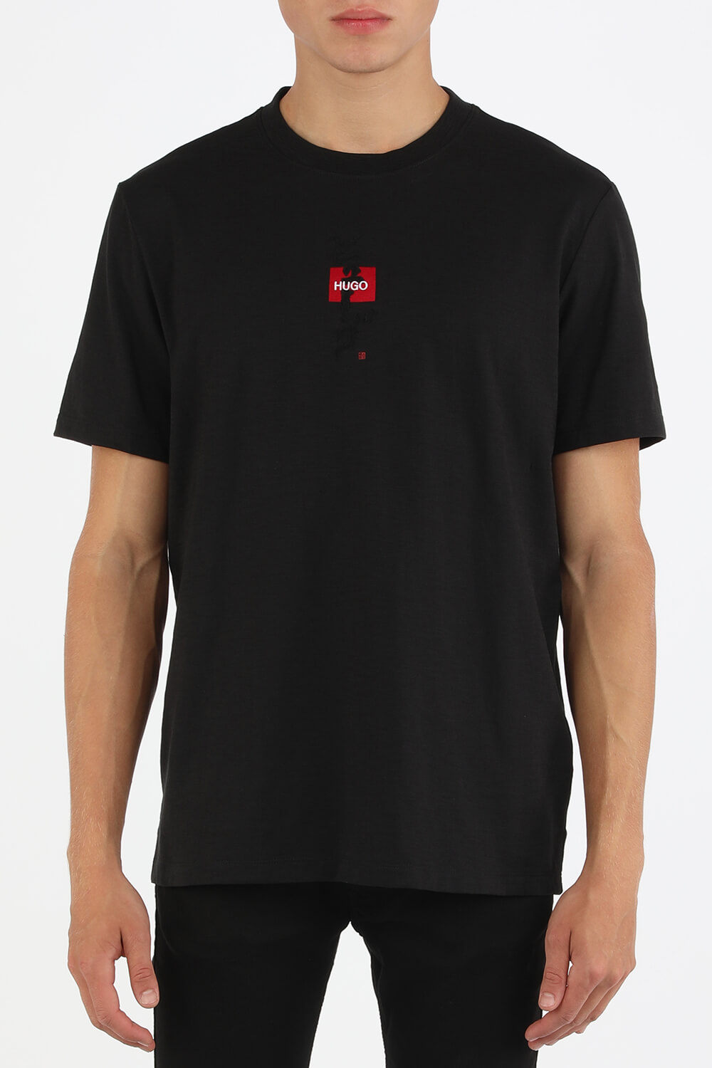 תמונת דוגמן קידמית של Dasabi Hugo Straight Tshirt in Black