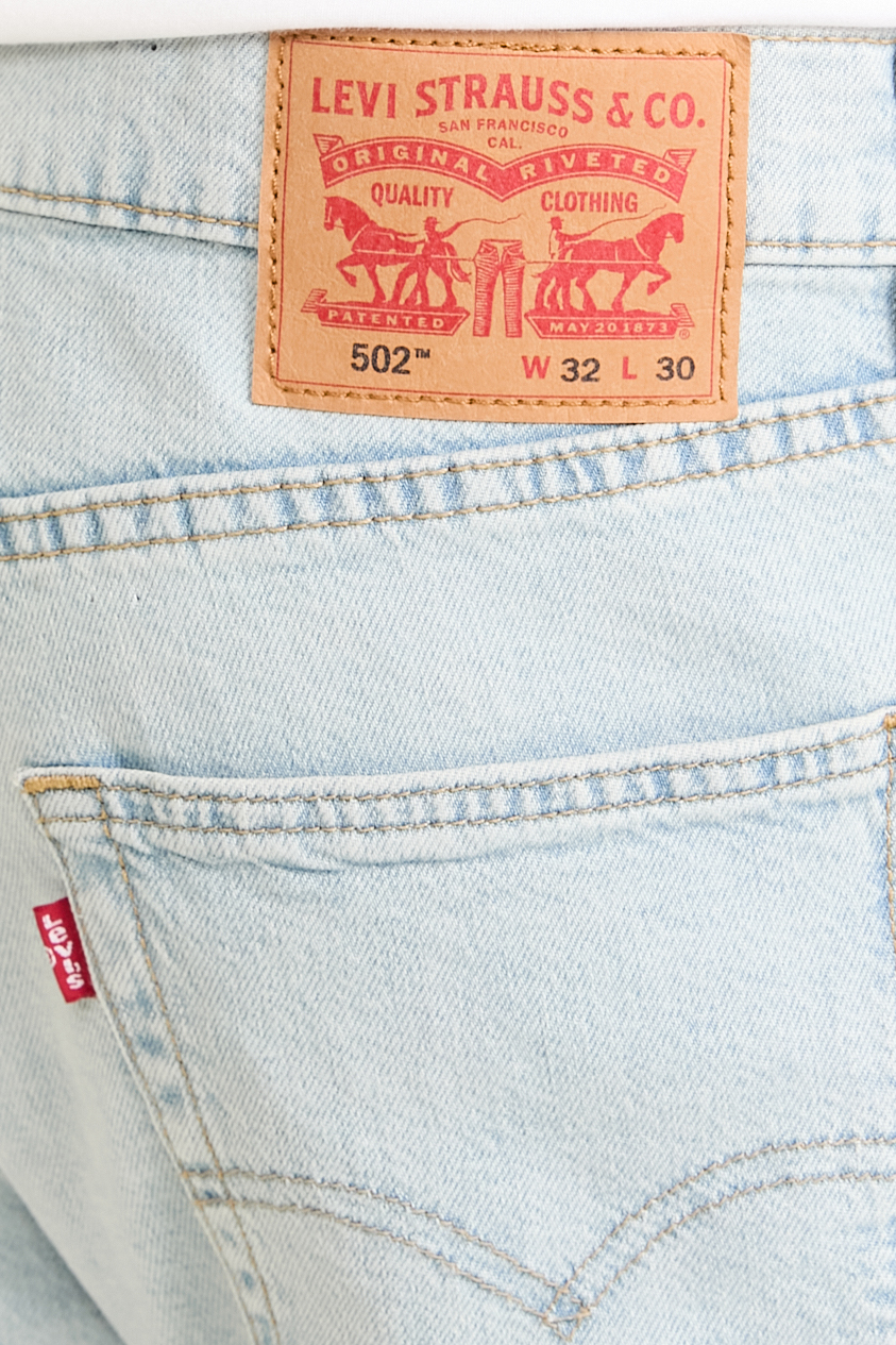 תמונת תקריב דוגמן של מכנסי ג'ינס טפר 502