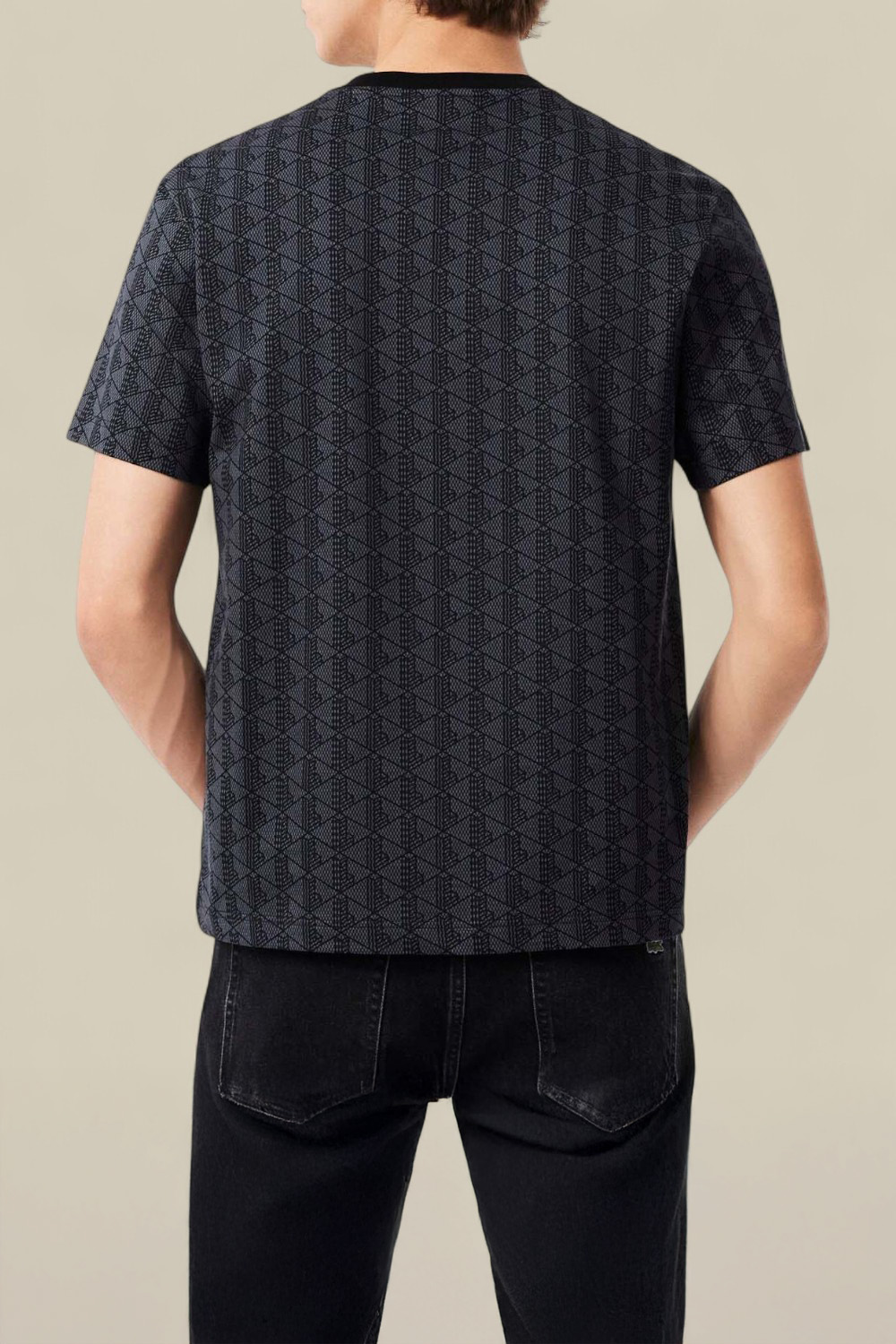 תמונת דוגמן אחורית של חולצת טי מונוגרמה