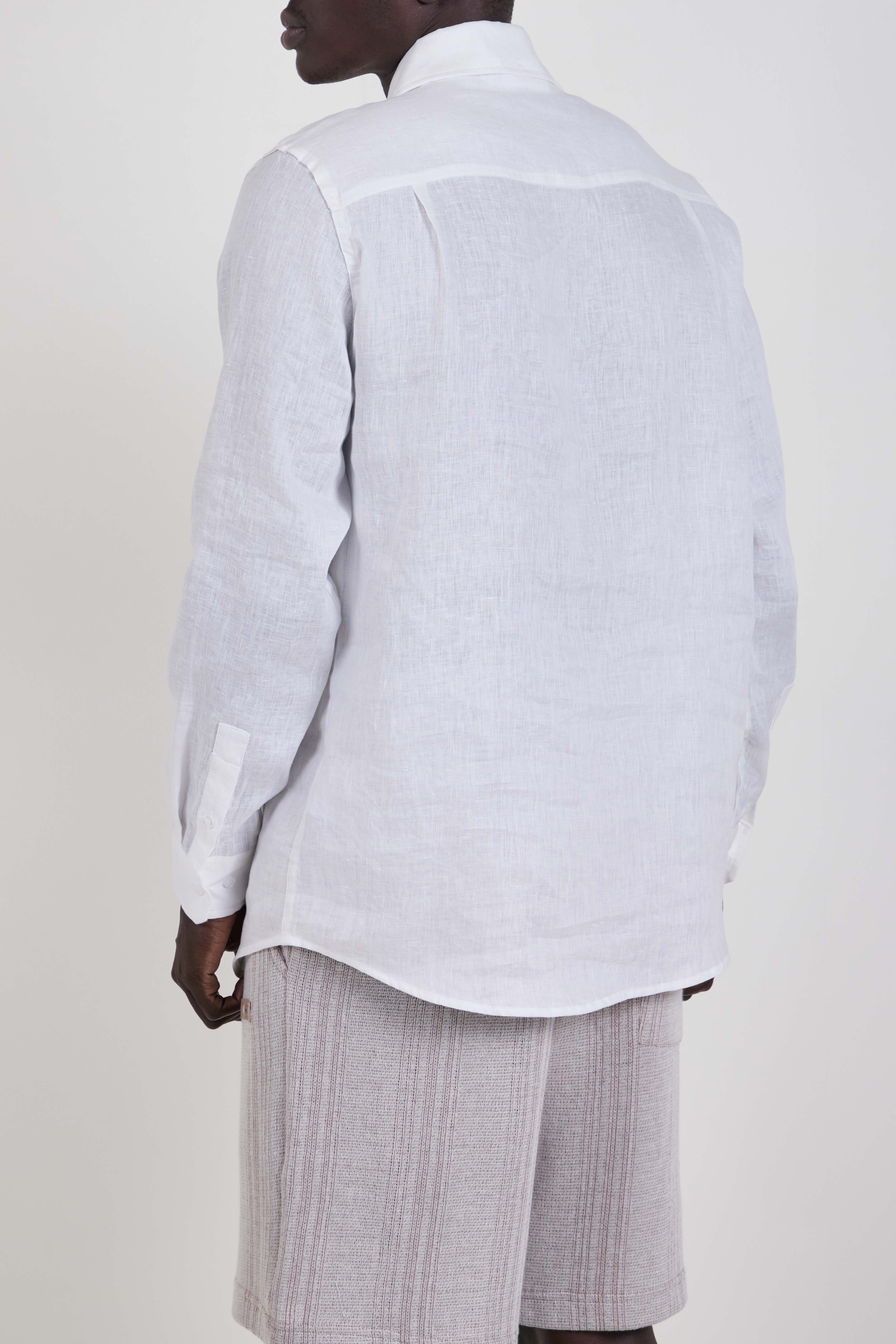 תמונת דוגמן אחורית של חולצה מכופתרת פשתן