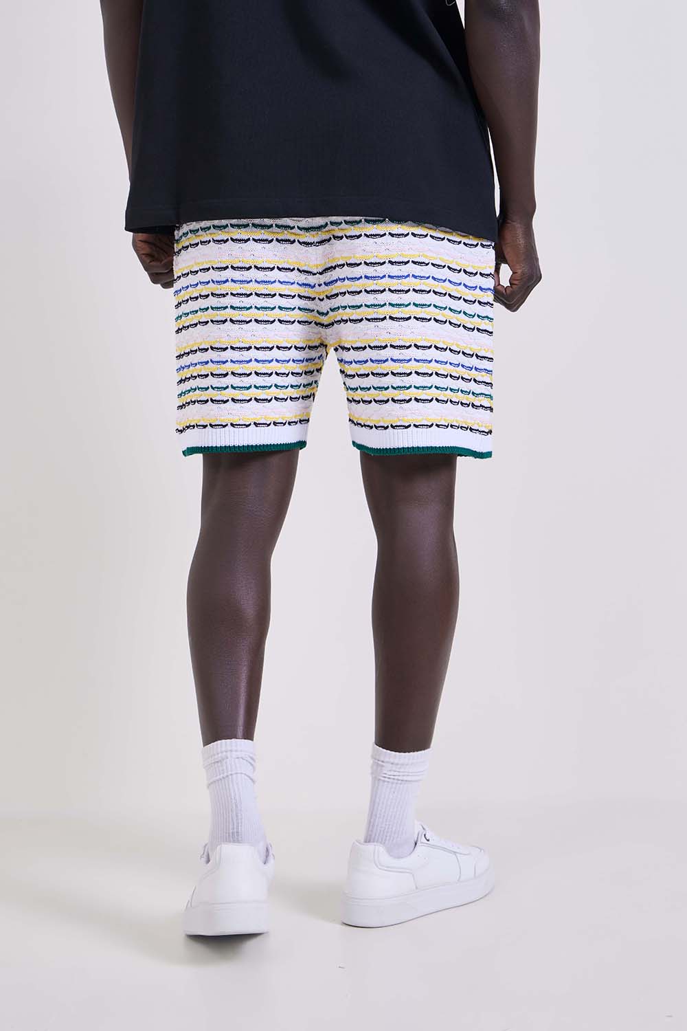 תמונת דוגמן אחורית של מכנסיים קצרים קרושה