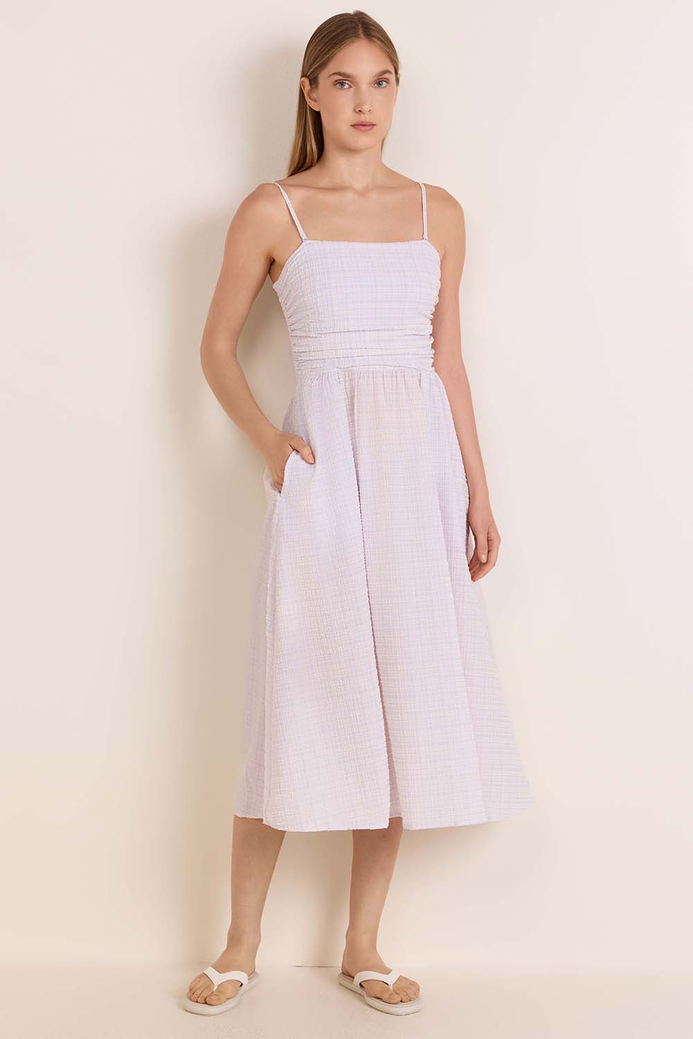 תמונת דוגמן קידמית של Seersucker Check Ruched Midi Dress