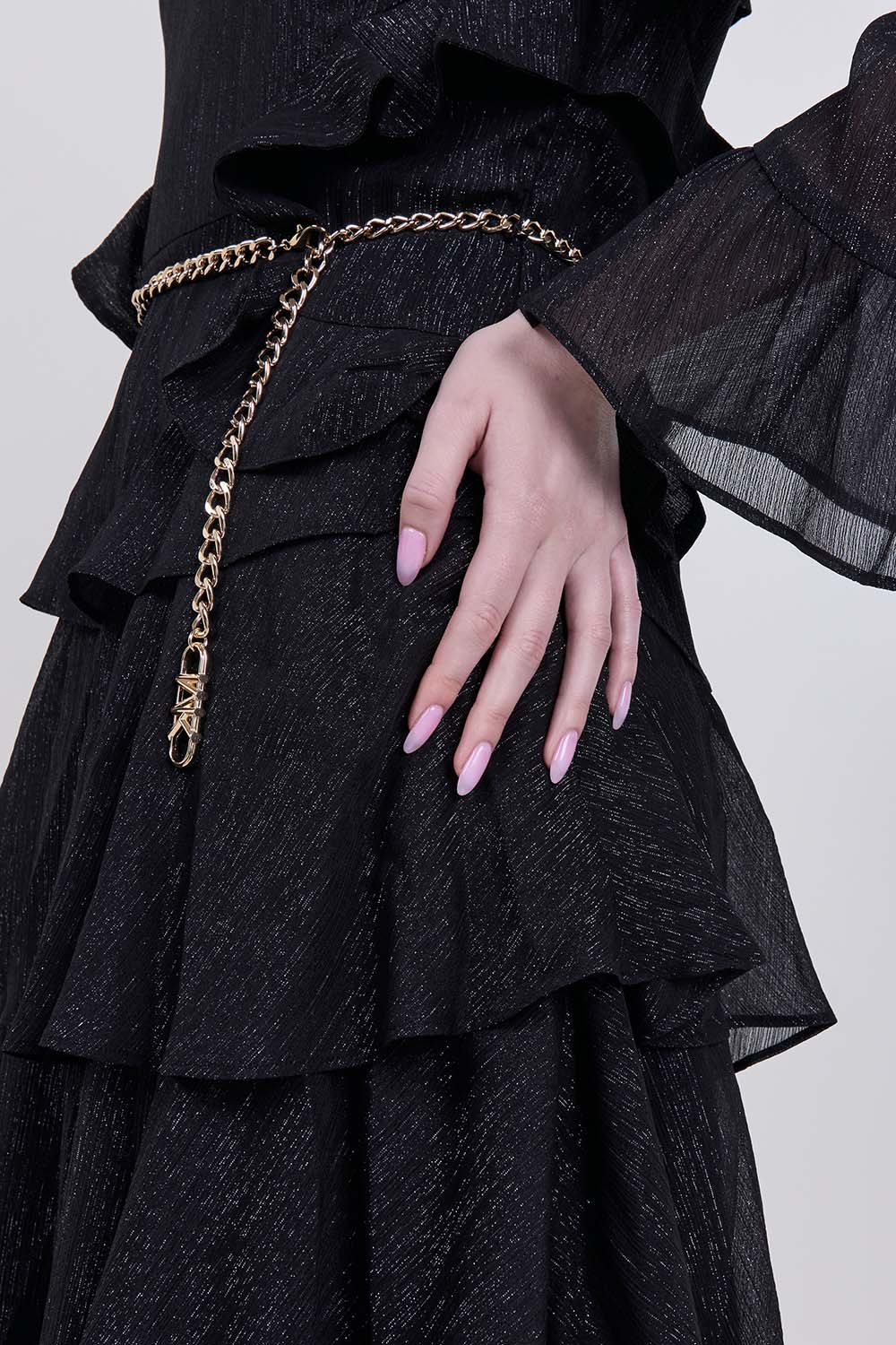 תמונת תקריב דוגמן של שמלת מקסי מלמלות