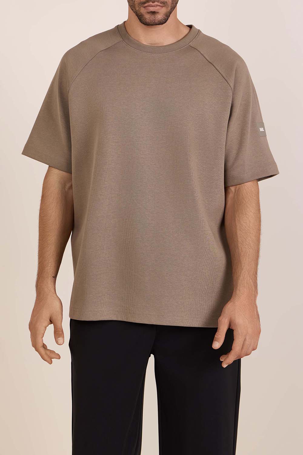 תמונת דוגמן קידמית של חולצת טי אוברסייז