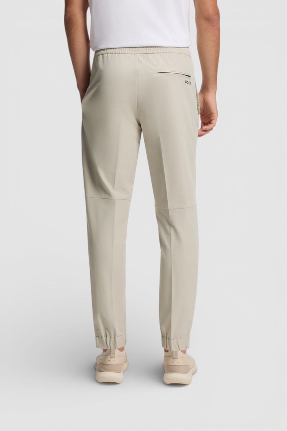 תמונת דוגמן אחורית של מכנסי ג'וגר בגזרת סלים