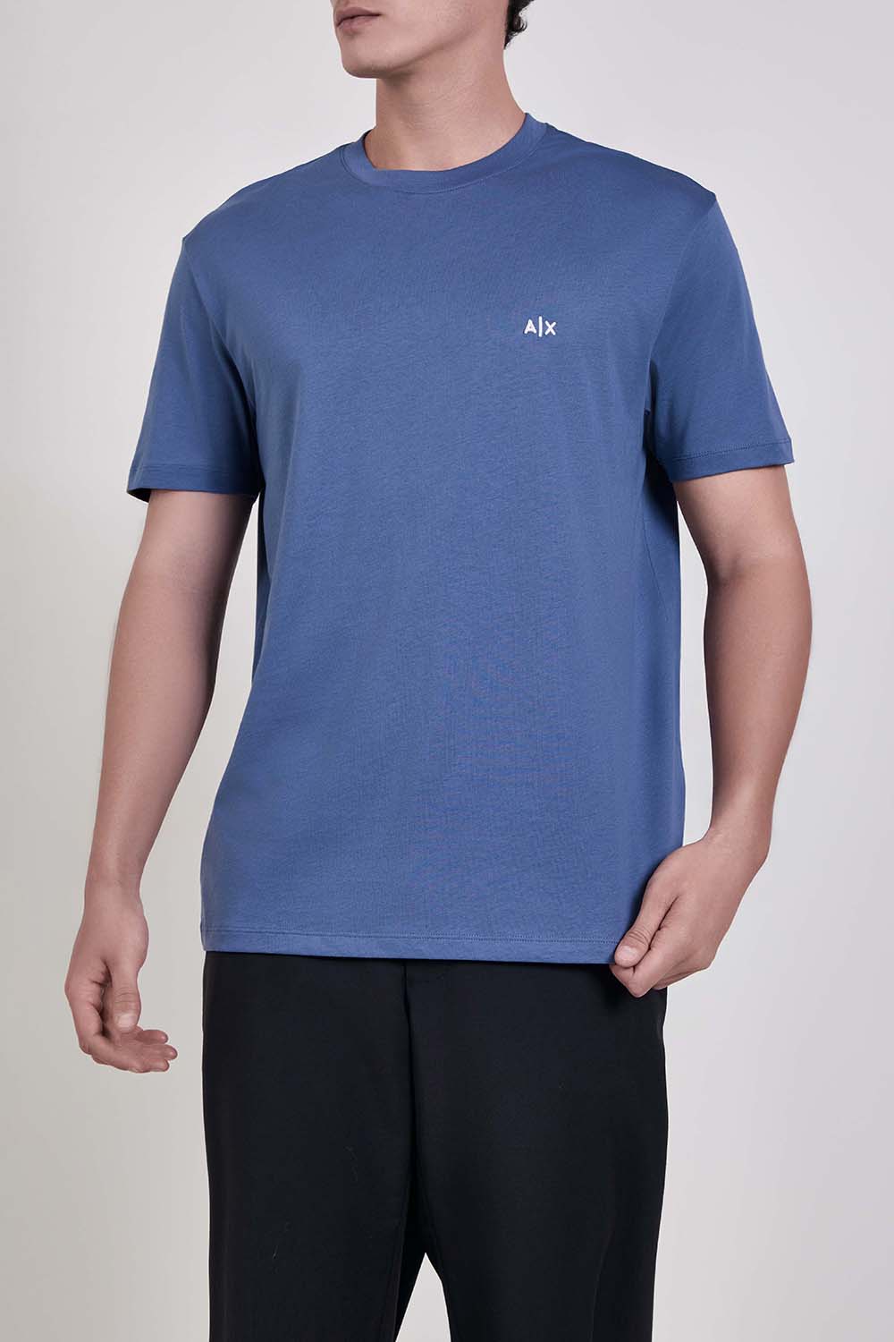 תמונת דוגמן קידמית של חולצת טי בגזרת סלים