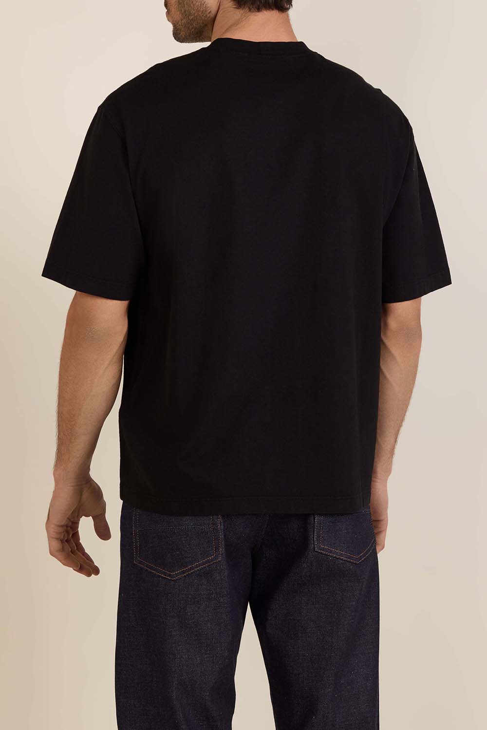 תמונת דוגמן אחורית של חולצת טי