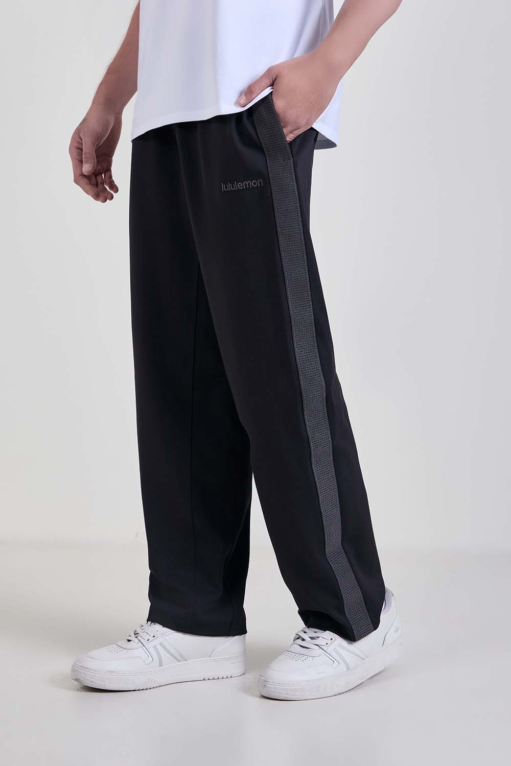 תמונת דוגמן קידמית של Pique Relaxed-Fit Track Pant Regular