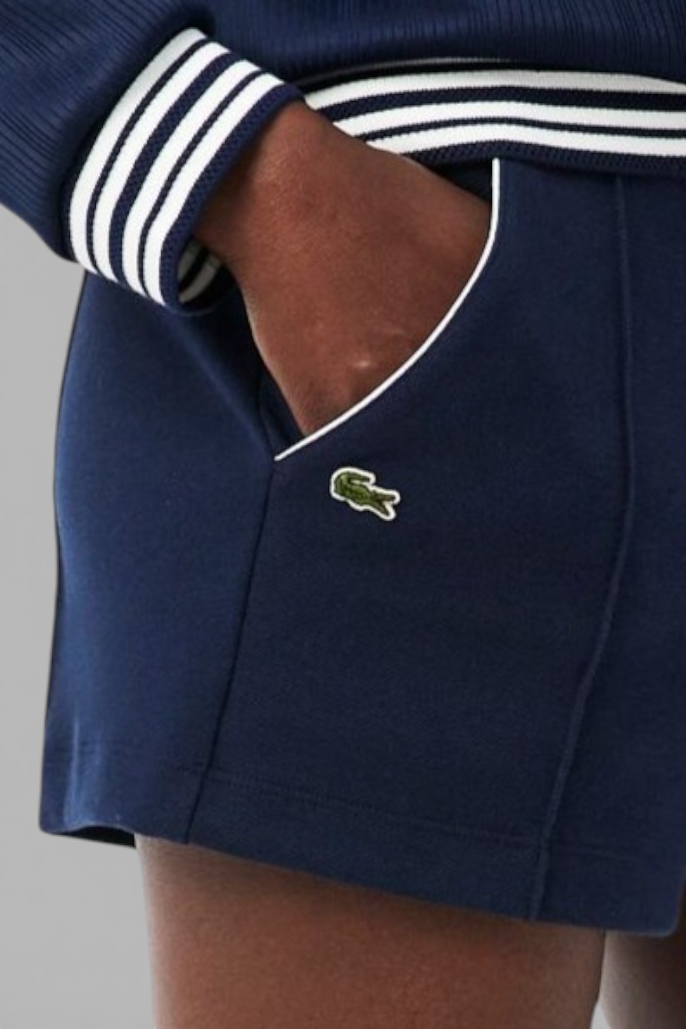 תמונת תקריב דוגמן של מכנסיים קצרים