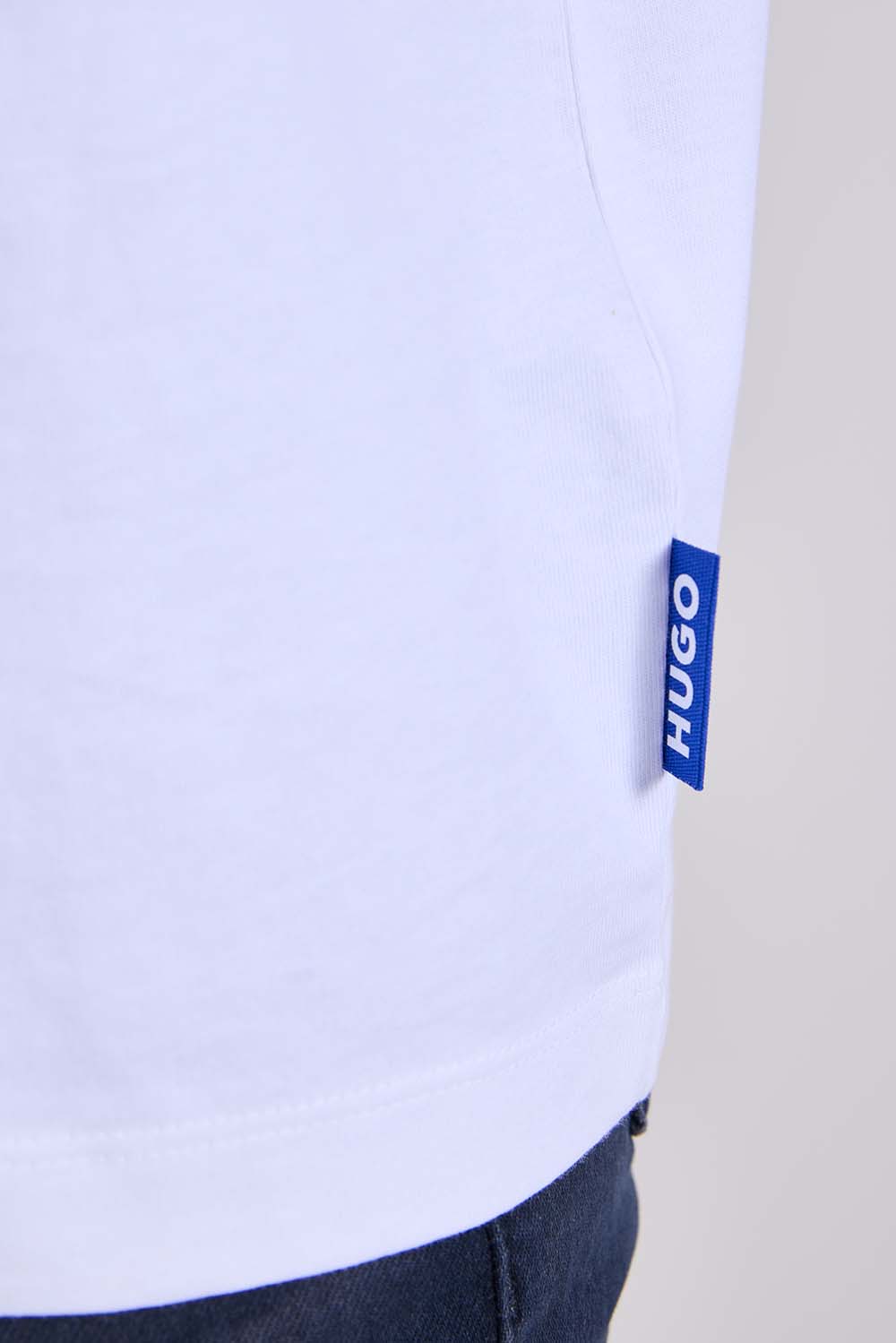 תמונת תקריב דוגמן של חולצת טי שרוול ארוך הוגו X ג'וג'וטסו קאיזן