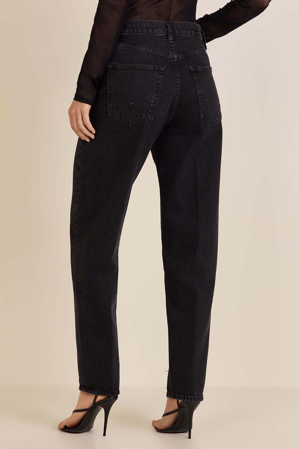 תמונת דוגמן אחורית של מכנסי ג'ינס בגזרה משוחררת