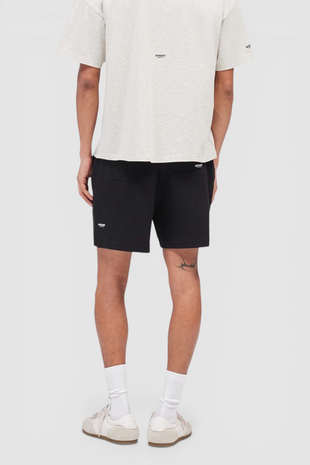 תמונת דוגמן אחורית של מכנסיים קצרים