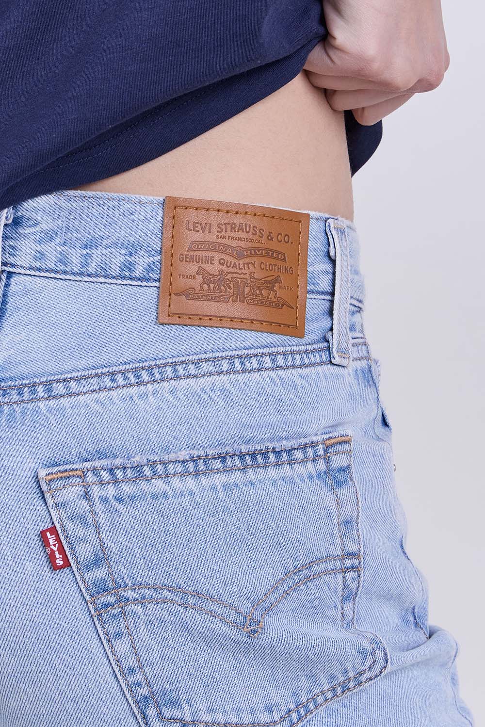 תמונת תקריב דוגמן של מכנסי ג'ינס Easy Dad