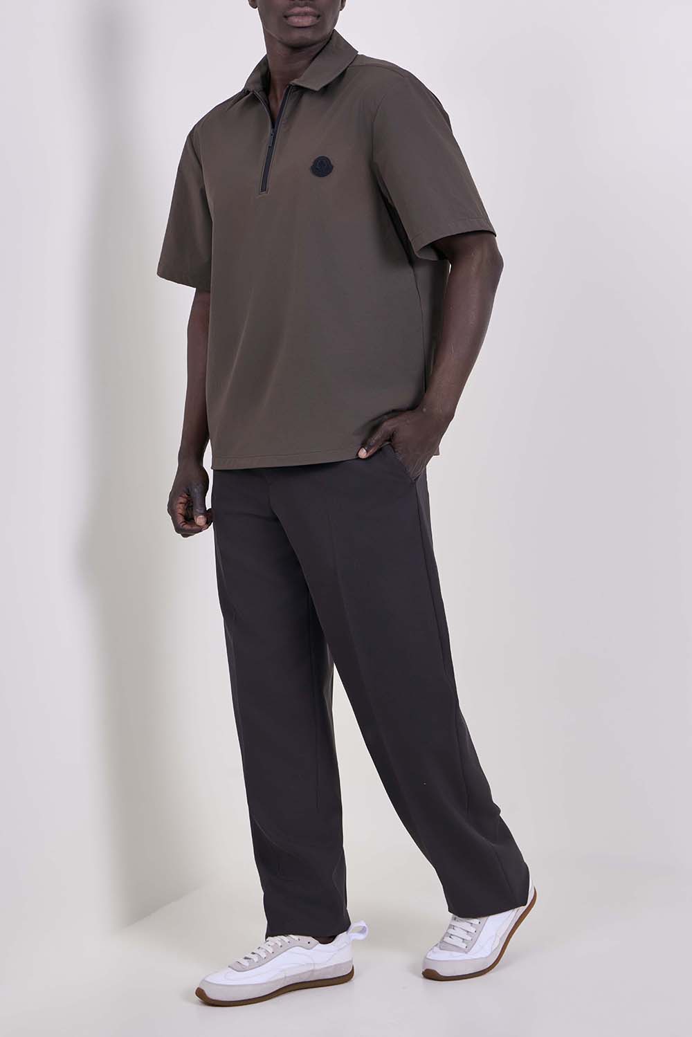 תמונת דוגמן קידמית של נעלי סניקרס עור