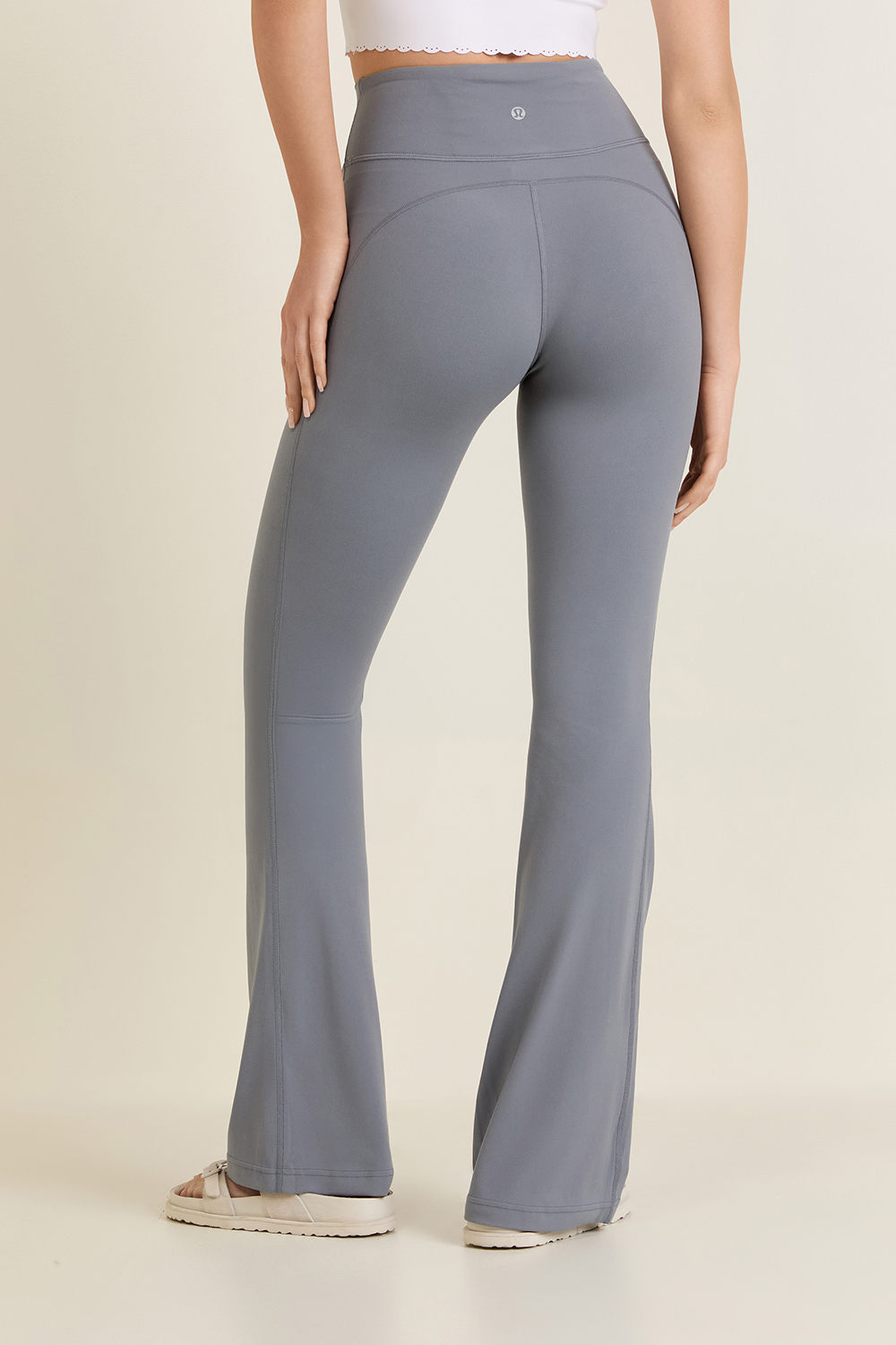 תמונת דוגמן אחורית של Groove High-Rise Nulu™ Flared Pant *Regular