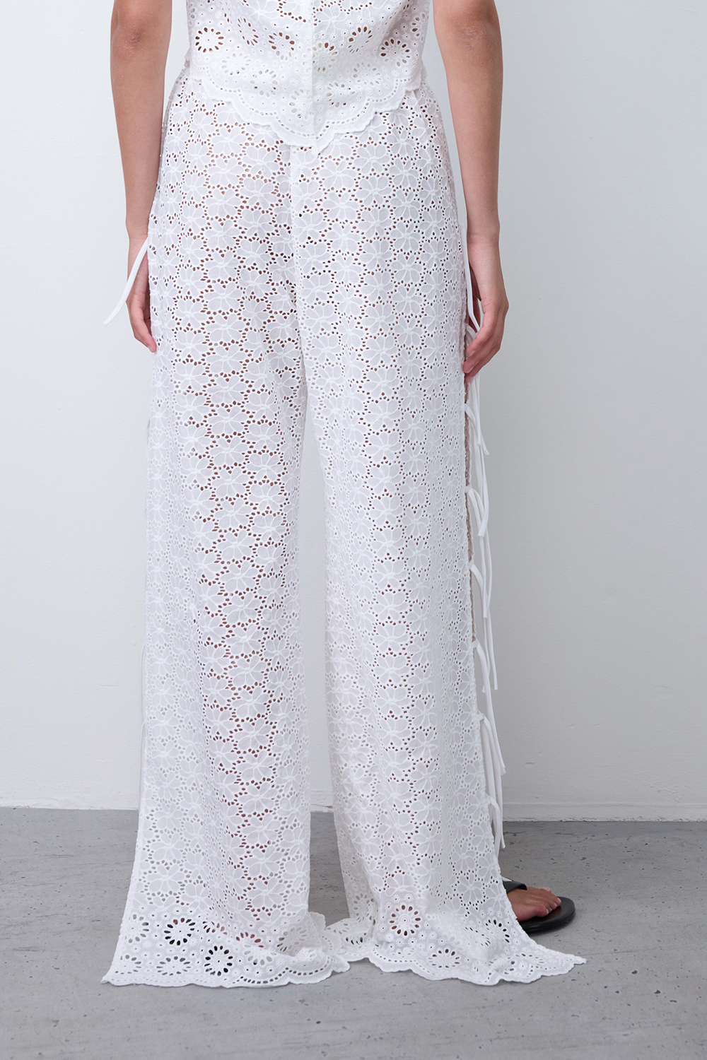 תמונת דוגמן אחורית של מכנסיים בגזרה משוחררת