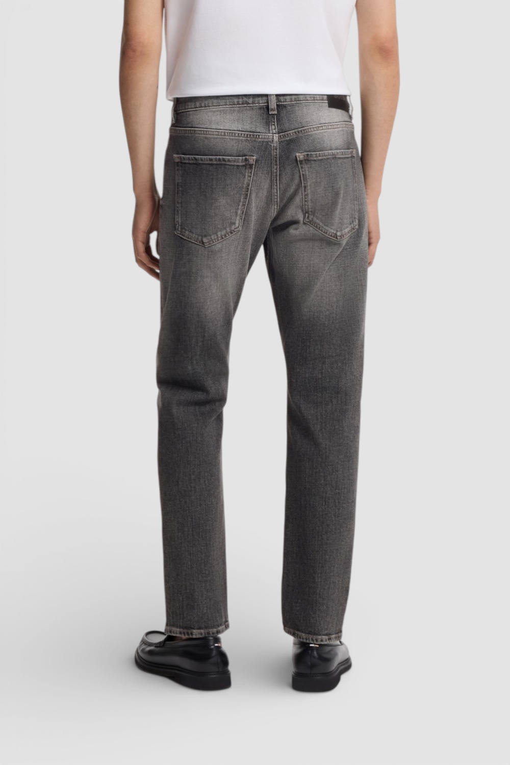 תמונת דוגמן אחורית של מכנסי ג׳ינס בגזרת סלים