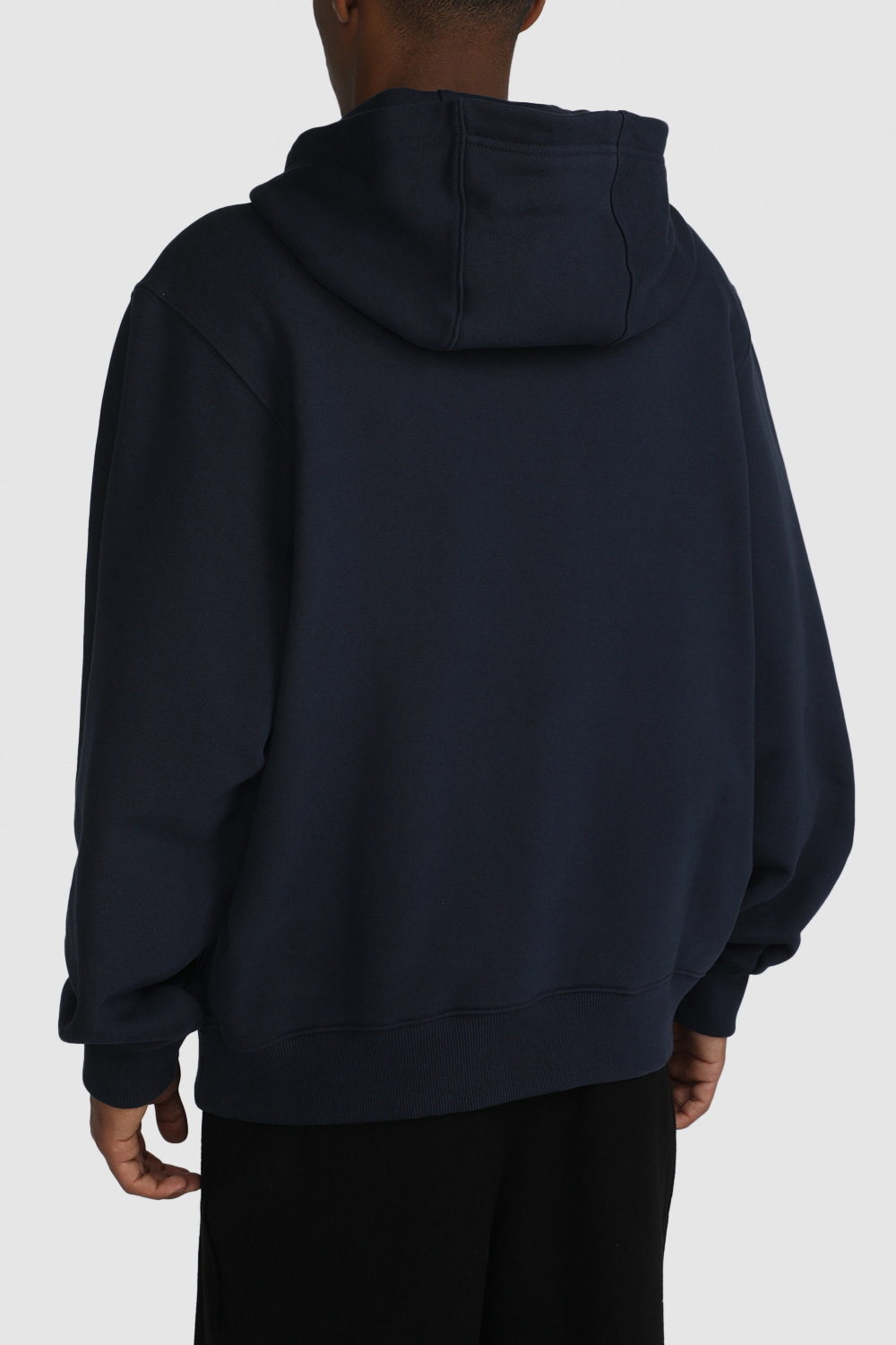 תמונת תקריב דוגמן של סווטשירט קפוצ'ון