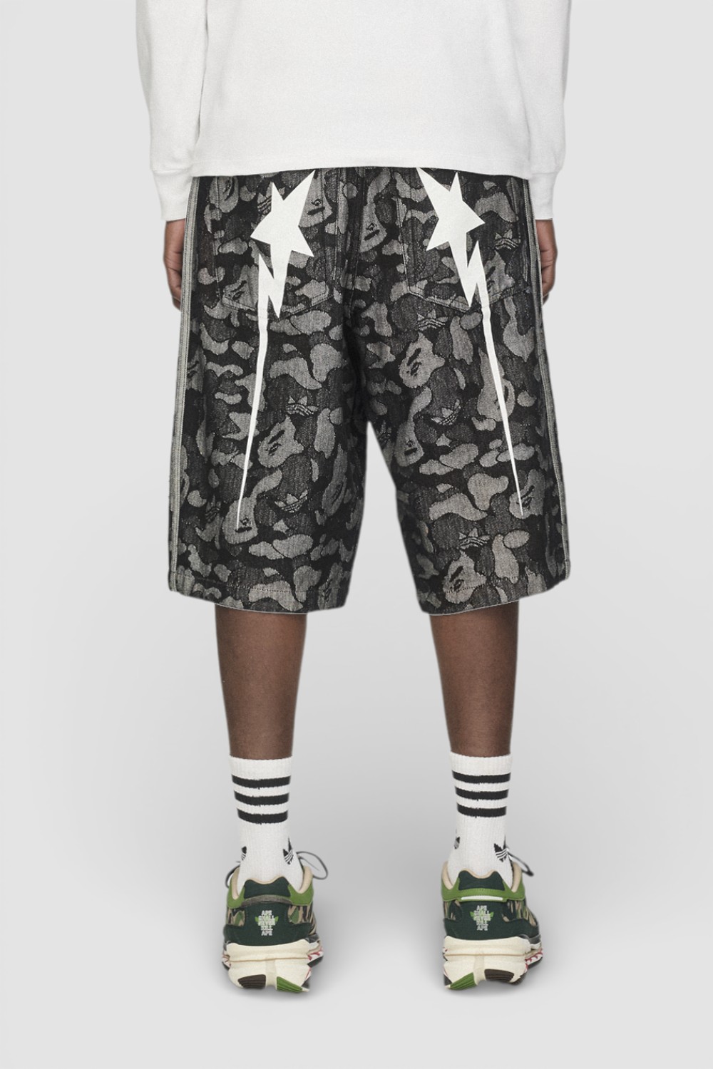 תמונת דוגמן אחורית של מכנסי ג'ינס קצרים אדידס X בייפ