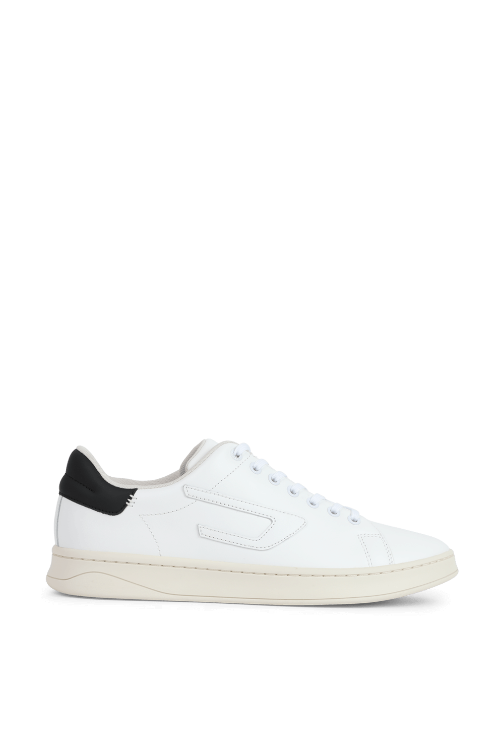 תמונה קידמית של סניקרס עור לבנות נמוכות וממותגות