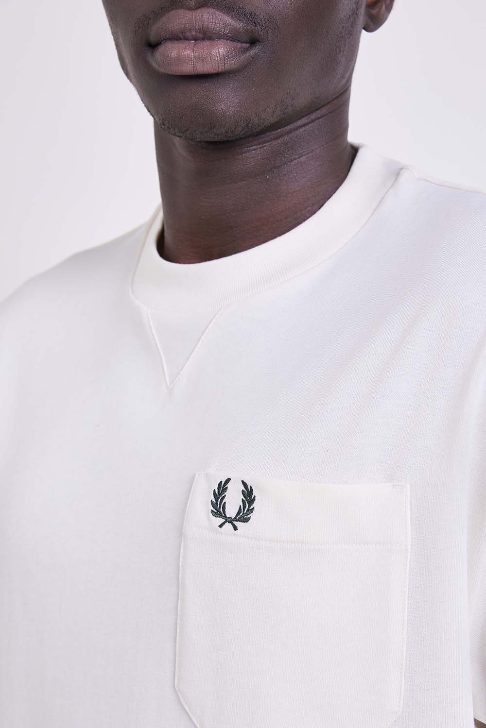 תמונת תקריב דוגמן של חולצת טי בגזרה משוחררת