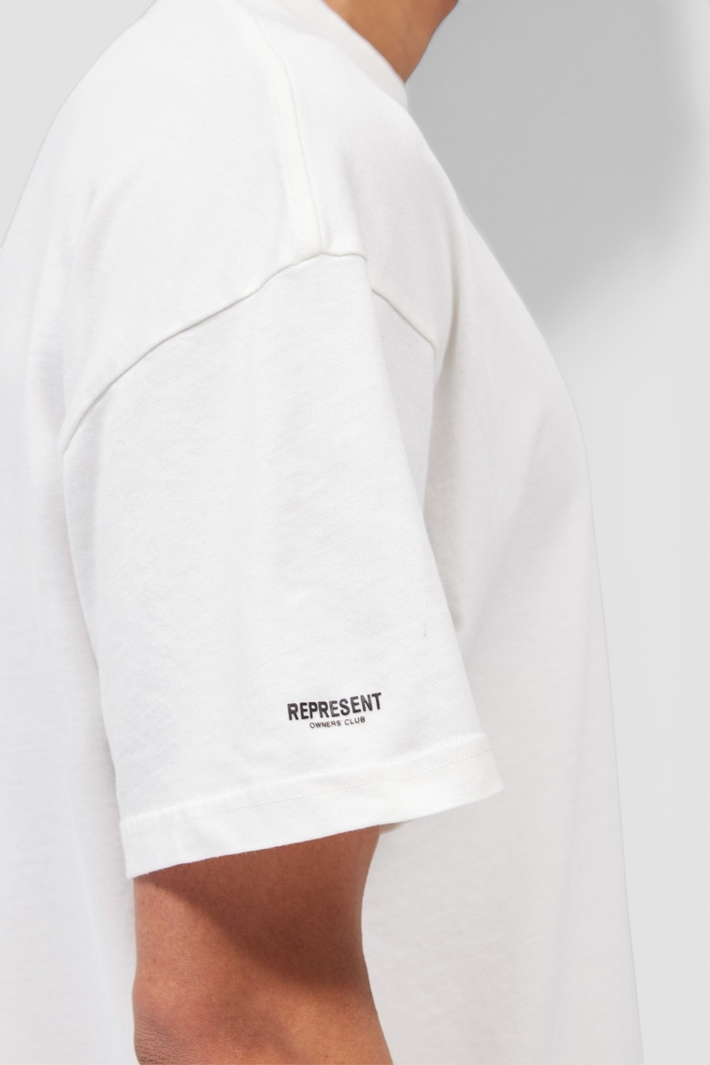 תמונת תקריב דוגמן של חולצת טי אוברסייז