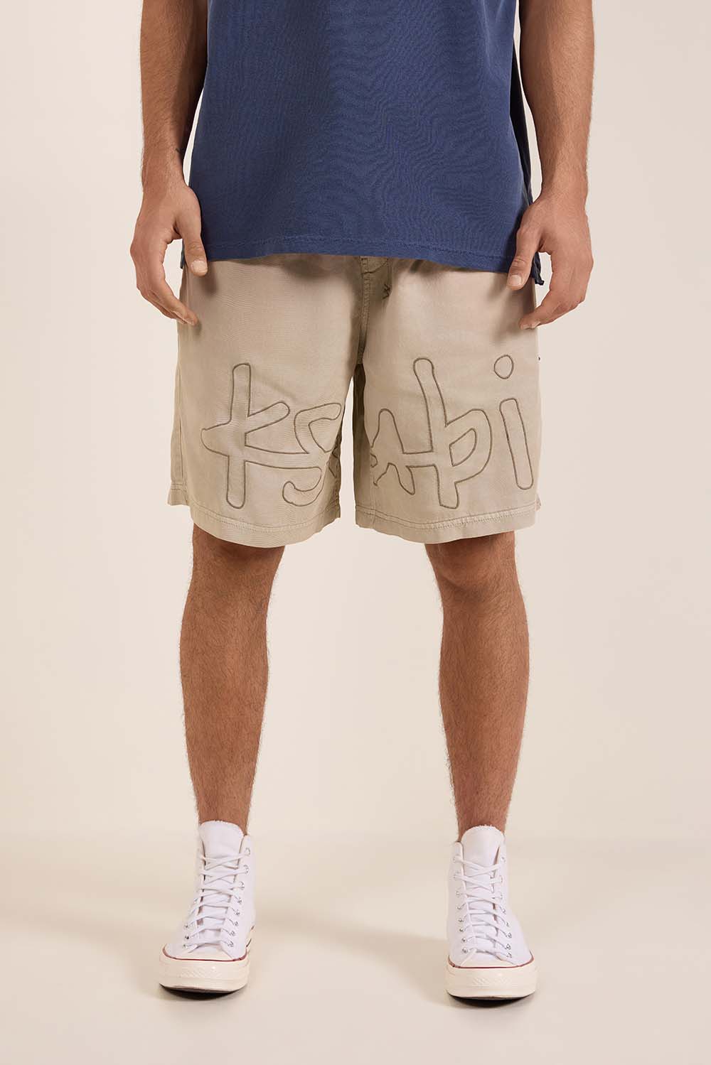 תמונת דוגמן קידמית של מכנסיים קצרים משוחררים