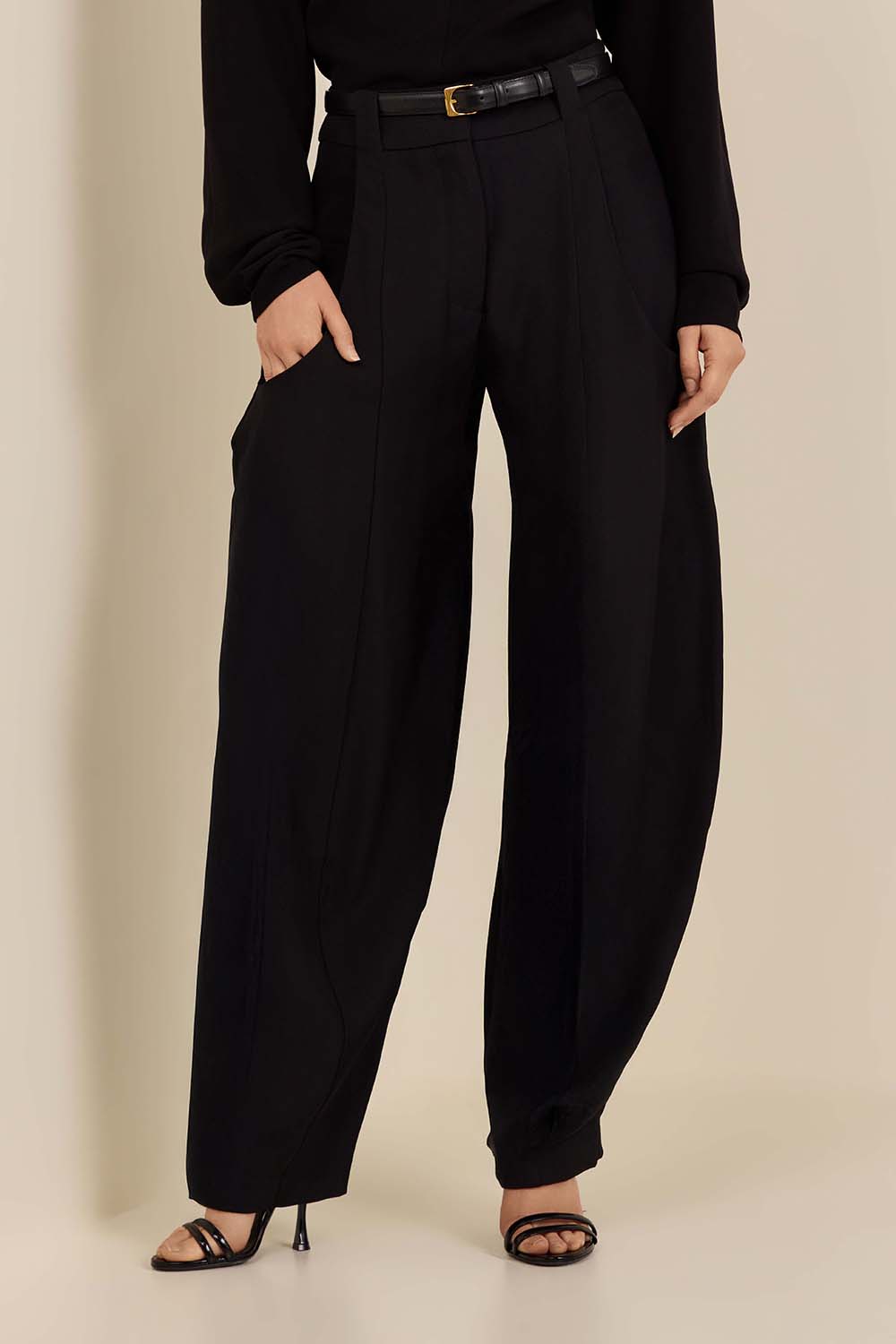 תמונת דוגמן קידמית של מכנסי בלון אוברסייז