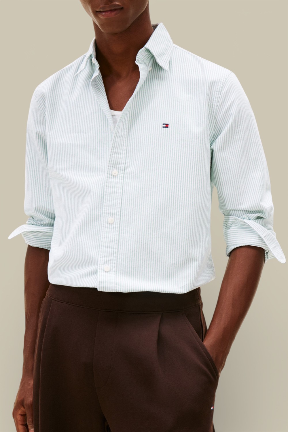 תמונת דוגמן קידמית של חולצת כפתורים אוקספורד