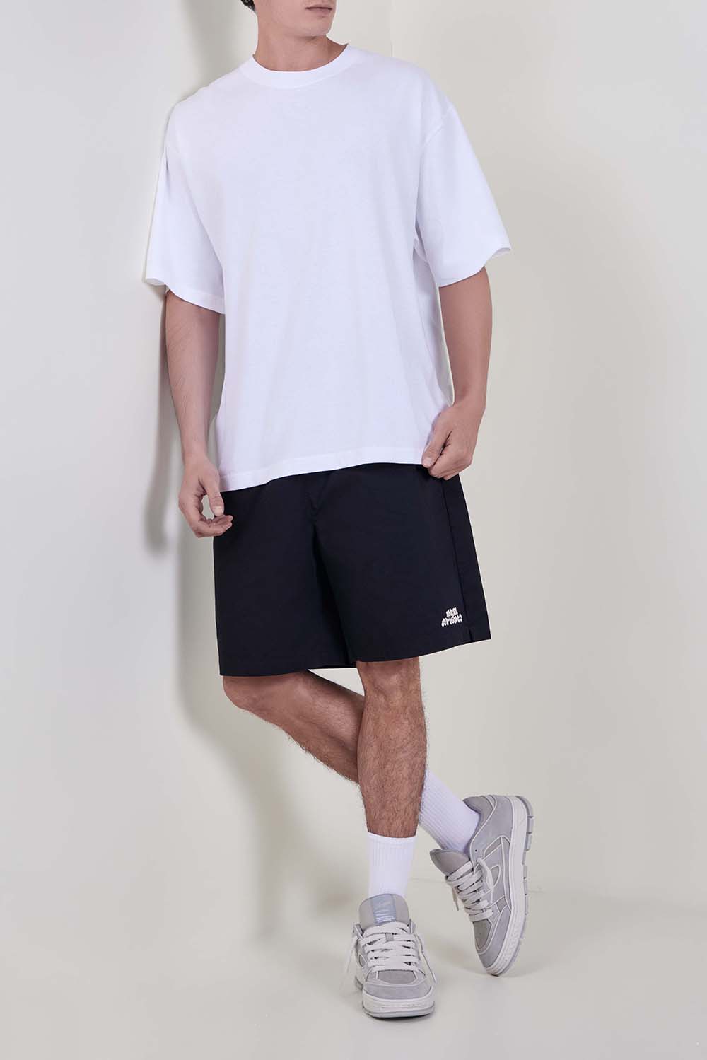 תמונת דוגמן קידמית של נעלי סניקרס אריאה לו